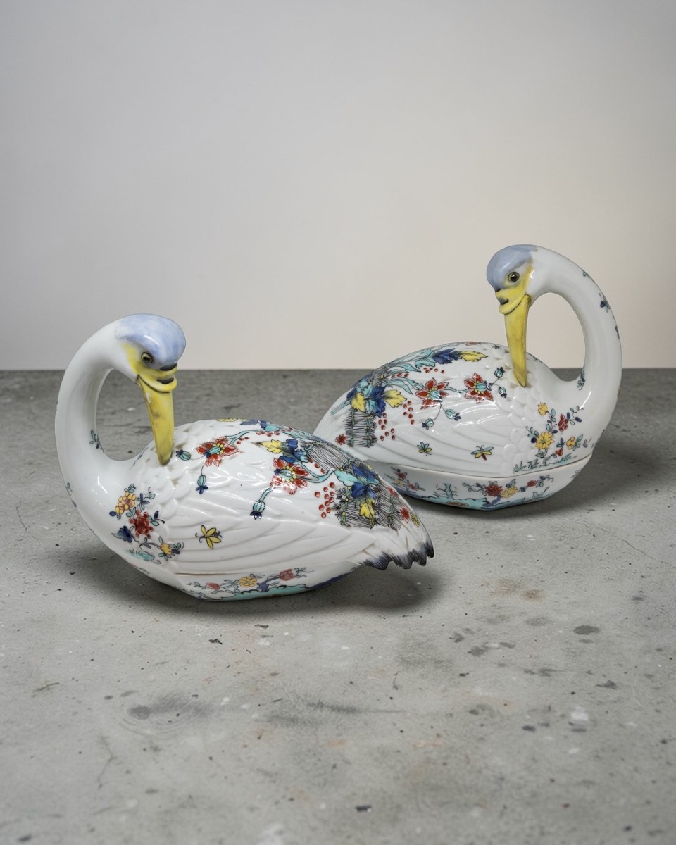 Samson - Paire de cygnes en porcelaine polychrome - France, début du XXe siècle 